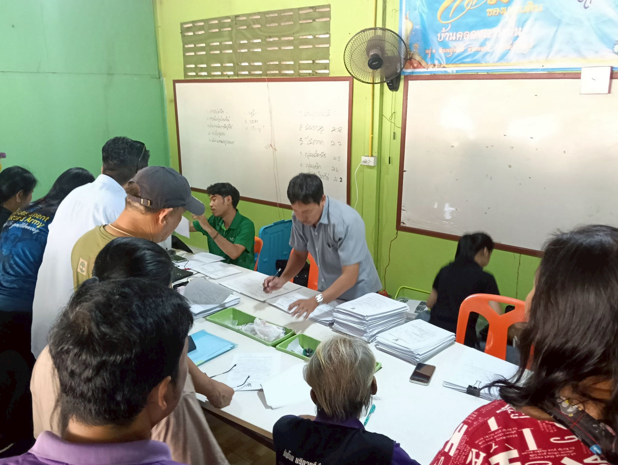 title - วันที่ 8 เมษายน 2569 นายวิทูล ประดิษฐ์บุญ ปฏิรูปที่ดินจังหวัดปราจีนบุรี มอบหมายให้ นายลิขิต ผันผ่อน ผู้อำนวยการกลุ่มกฎหมาย พร้อมด้วย เจ้าหน้าที่ ส.ป.ก.ปราจีนบุรี ลงพื้นที่ออกศูนย์บริการเคลื่อนที่ “Mobile Unit”  ยื่นคำร้องทั่วไปและปรึกษาข้อกฎหมายที่เกี่ยวข้องกับการปฏิรูปที่ดิน ณ ตำบลทุ่งโพธิ์ อำเภอกบินทร์บุรี จังหวัดปราจีนบุรี